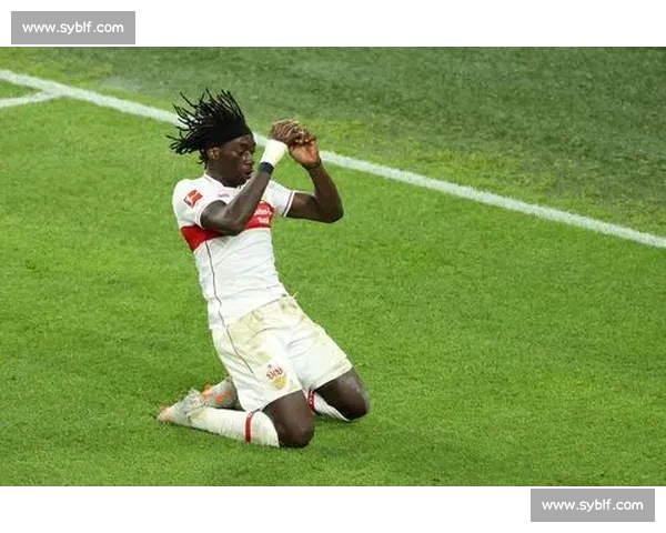 胡梅尔斯携超模女友观战斯图加特站决赛 退役后跨界体育魅力不减